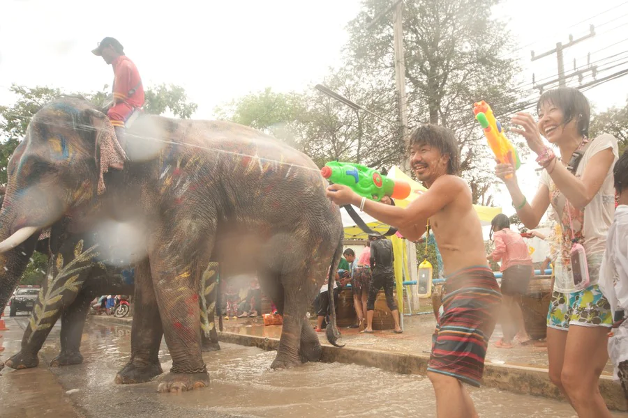 Comment se déroule la fête de l'eau en Thaïlande ?