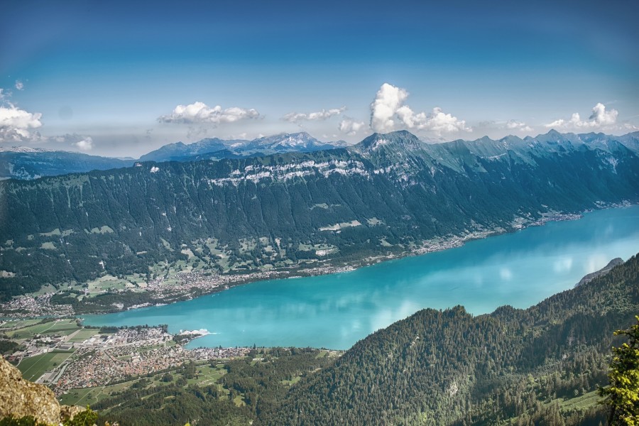 Qu'est-ce qui fait du lac de Brienz une merveille naturelle en Suisse ?