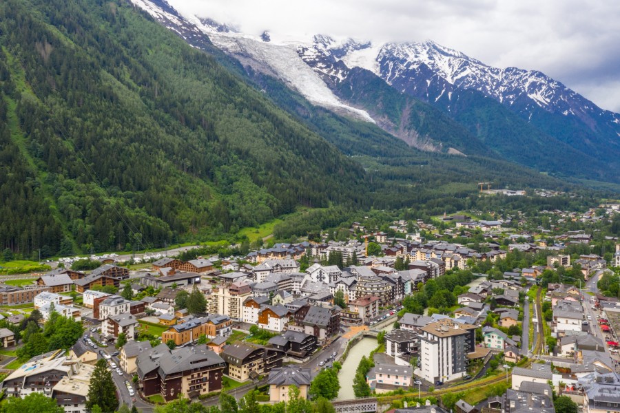 Quelles sont les attractions touristiques à ne pas manquer à Chamonix pendant la saison estivale ?