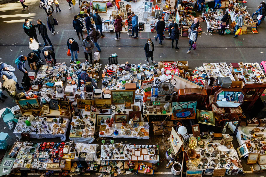 Y a-t-il des recommandations à suivre lors de la visite d'El Rastro de Madrid ?